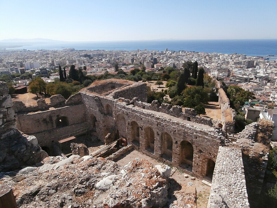 Intérieur du mur occidental du réduit avec alignement de constructions en voûte