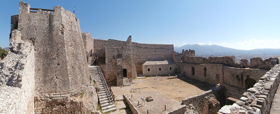 Vue de l'intérieur du réduit avec le bastion ottoman à droite (nord) et le bâtiment à trois étages au centre