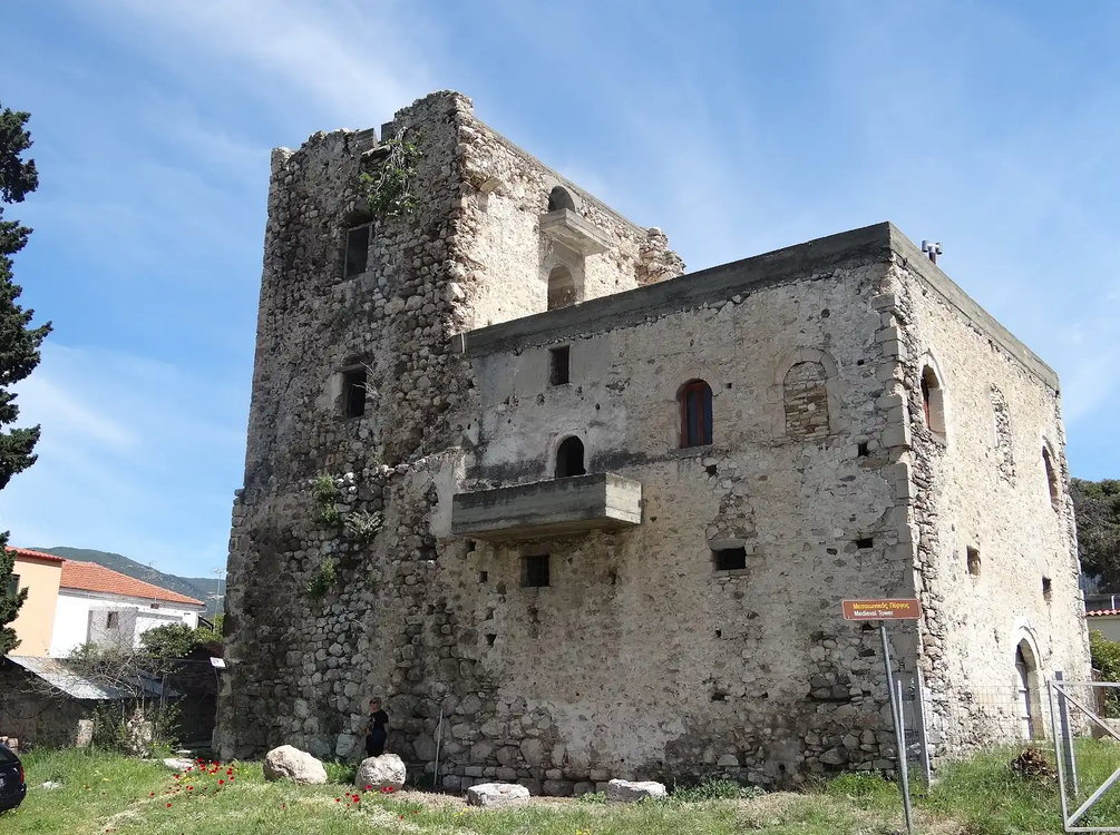 Vue de la façade sud-ouest de Rovies